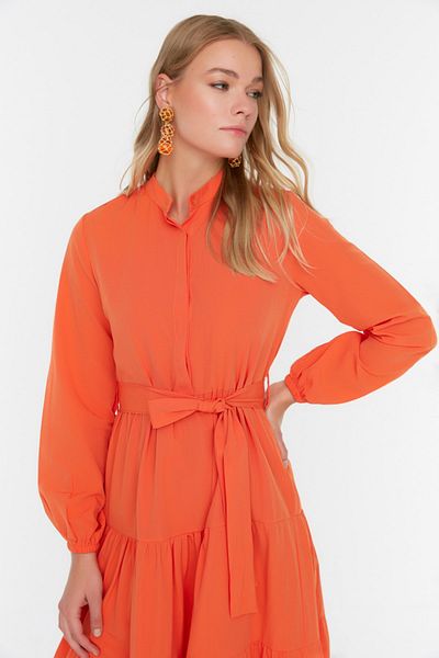 Trendyol Modest Oranges gewebtes Kleid mit Gürtel, vorherrschendem Kragen und Knopfdetail TCTSS21EL3343