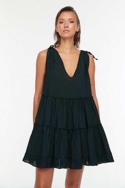 Trendyol Collection Široké černé mini plážové šaty - volánky 100% bavlna TBESS21EL1247