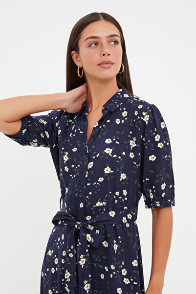 Trendyol Collection Sötétkék virágmintás öves Midi szőtt viszkóz ingruha TWOSS20EL1559