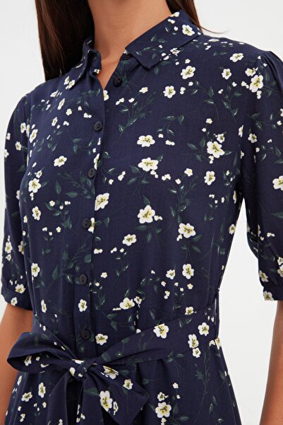 Trendyol Collection Sötétkék virágmintás öves Midi szőtt viszkóz ingruha TWOSS20EL1559