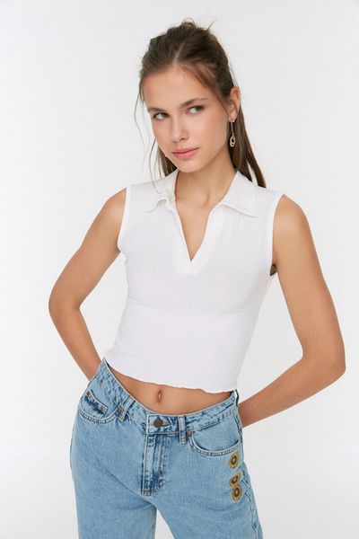 Trendyol Collection Weiße, eng anliegende, kurze, dehnbare Strickbluse mit Polokragen TWOSS22BZ0335