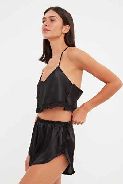 Trendyol Collection Gewebtes Pyjama-Set mit schwarzen Spitzen-Lanyard-Trägern und Crop-Satin-Shorts THMSS22PT0264