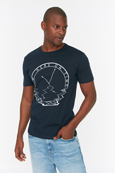 Trendyol Collection Marineblaues Herren-Basic Slim Rundhals-Textdruck-Kurzarm...