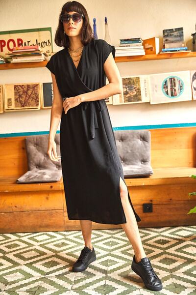 Olalook Kadın Siyah Kruvaze Kuşaklı Yırtmaçlı Dokuma Elbise ELB-19001690