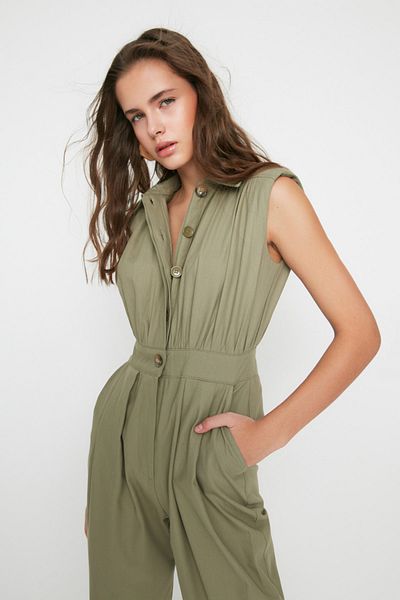 Trendyol Collection Khakifarbener ärmelloser Jumpsuit aus Gabardinegewebe mit Hemdkragen TWOSS21TU0233