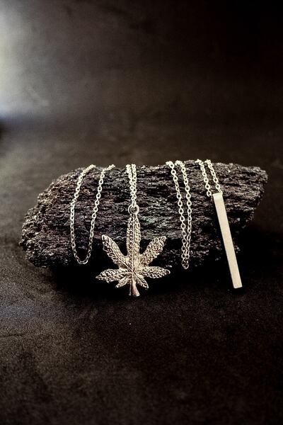 SoAndSo 2'li Kenevir Yaprağı Ot Erkek Kolye - Murat Boz Uzun Sade Düz Çubuk K...