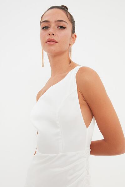 Trendyol Collection Ecru saténové večerní šaty TPRSS22EL2288