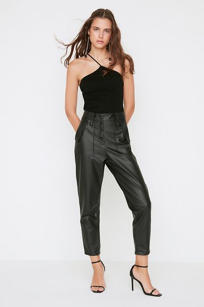 Trendyol Collection Limitierte Auflage - Schwarze Karottenhose aus gewebtem Kunstleder TWOAW22PL0083