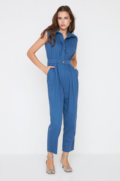 Trendyol Collection Indigoblauer ärmelloser Jumpsuit aus Gabardinegewebe mit Hemdkragen TWOSS21TU0233