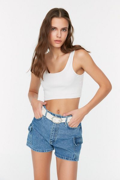 Trendyol Collection Blaue Jeansshorts mit Cargotaschen und detaillierten Details TWOSS22SR00074