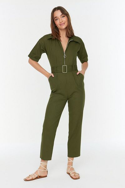 Trendyol Collection Khakifarbener gewebter Jumpsuit mit Gürtel und Reißverschlussdetail TWOSS20TU0064