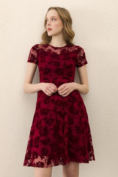 sarebutik فستان قصير بطبعة فلوج بورجوندي للسيدات