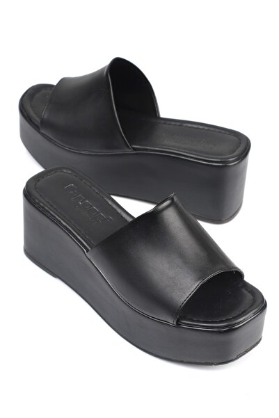 Capone Outfitters Černé dámské ploché pantofle Capone na klínovém podpatku s jedním páskem