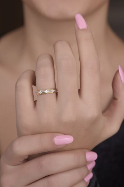 Ayyıldız Kuyumculuk Kadın Karo Desenli Taşlı Alyans 4mm