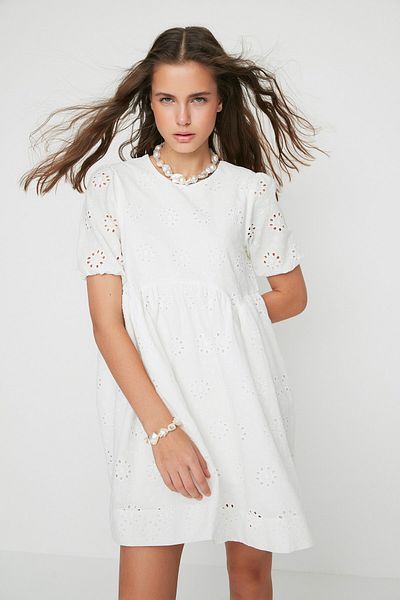 Trendyol Collection Limitált kiadású ekrü széles vágású szőtt hímző mini ruha TWOSS22EL0155