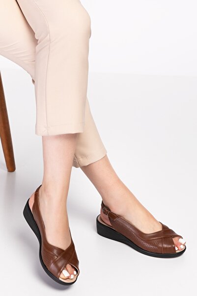 Akgün Terlik Women's Tan Leather Buckle Comfort Sandals