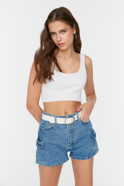 Trendyol Collection Blaue Jeansshorts mit Cargotaschen und detaillierten Details TWOSS22SR00074
