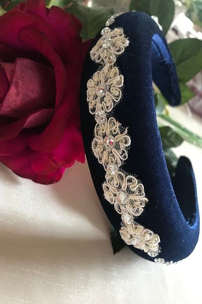 alsaccessories Елегантна корона за коса с гипюрови детайли върху тъмносиня кадифена корона