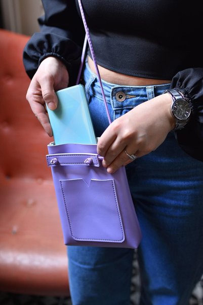 DK LEATHER Women's Lilac Purple Crossbody Bag with Small Pockets and Shoulder Strap, Minimal Phone Bag
