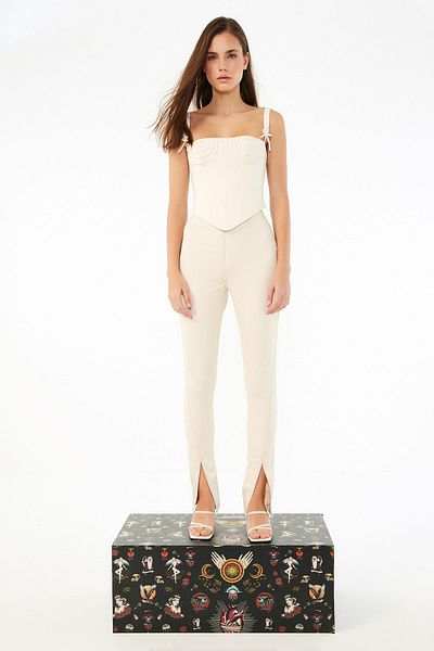 Trendyol Collection X Zeynep Tosun Ecru Schlitz-detaillierte Hose TPRSS22PL0397