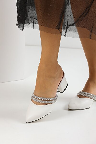 Santamarina Papuci de zi cu toc gros cu detaliu de piatră albă cu vârf ascuțit