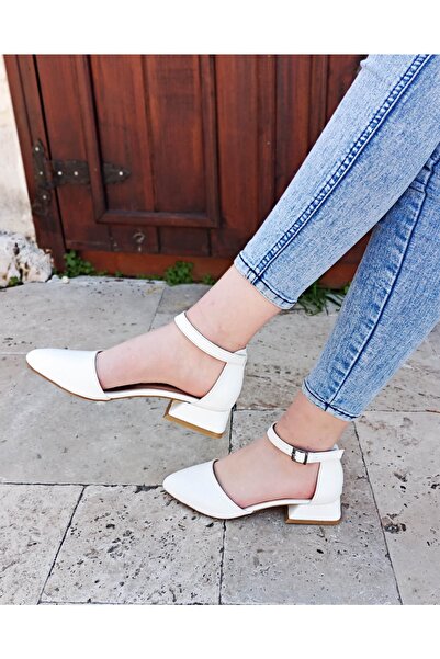 WHİTE LİNE صندل نسائي بكعب سميك وحزام كاحل أبيض