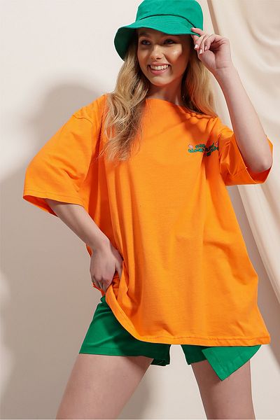 Trend Alaçatı Stili Orangefarbenes Damen-T-Shirt mit Rundhalsausschnitt vorne und hinten, Flockdruck aus 100 % Baumwolle in Übergröße ALC-X7982