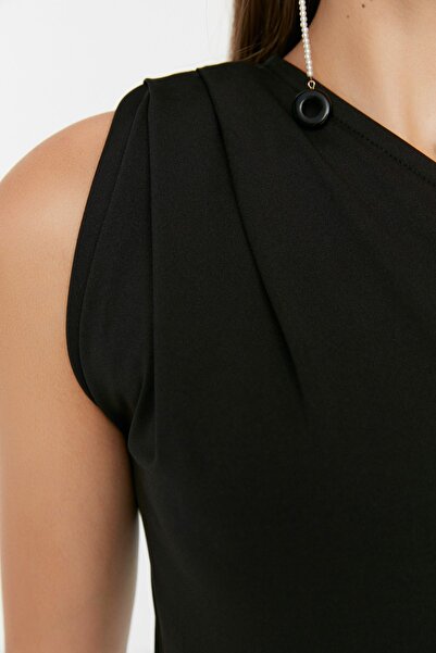 Trendyol Collection Černý asymetrický límec Flexibilní pletené tělo s patentkami zespodu TWOSS22BD00014