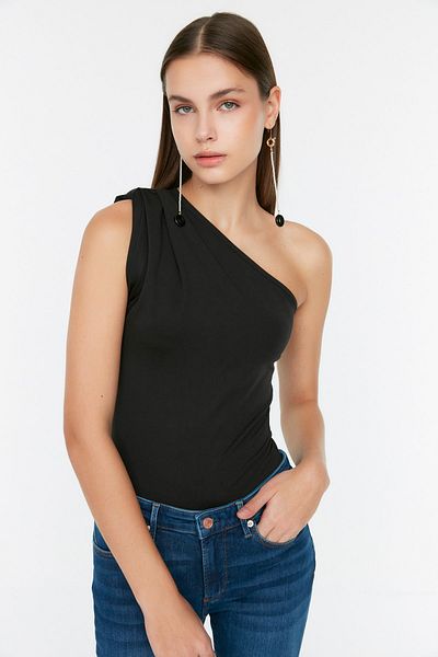Trendyol Collection Schwarzer flexibler Strickbody mit asymmetrischem Kragen und Druckknöpfen an der Unterseite TWOSS22BD00014