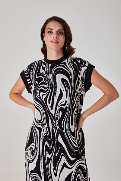 Mizalle Černé pletené šaty bez rukávů s mramorovým vzorem