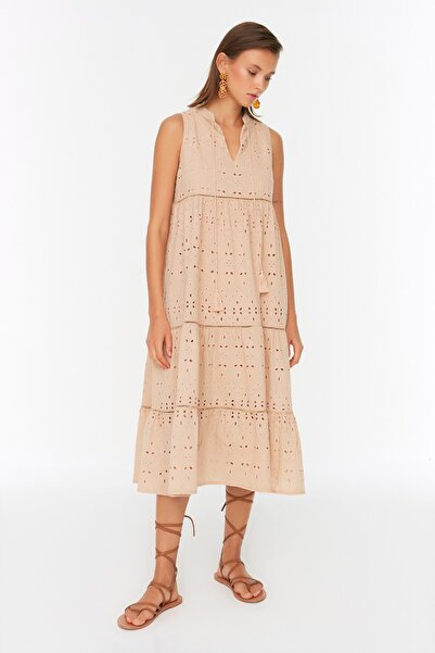 Trendyol Collection Velbloudí rovný střih lemovaný střapcem podrobné vyšívané tkané šaty TWOSS21EL2703
