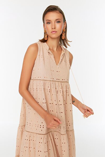 Trendyol Collection Velbloudí rovný střih lemovaný střapcem podrobné vyšívané tkané šaty TWOSS21EL2703