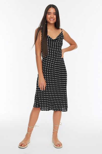 Trendyol Collection Černé puntíkované tělové šaty Degaje s límcem s límcem viskózové Midi tkané šaty TWOSS19EL0172