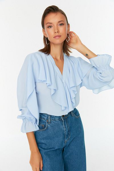 Trendyol Collection Blaue Chiffonbluse mit gewebtem Volant TWOAW22BZ0562