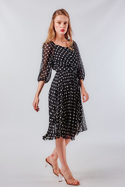 Swass فستان متوسط الطول بأكمام طويلة وطبقات ملفوفة ورقبة على شكل قلب