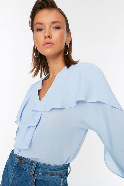 Trendyol Collection Blaue Chiffonbluse mit gewebtem Volant TWOAW22BZ0562