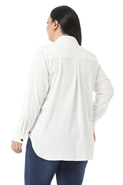 DISENTIS MODEST Cămașă albă acoperită cu buzunar din piele de dimensiuni mari, cu detaliu cu nasturi laterale care se pot deschide și spate lung
