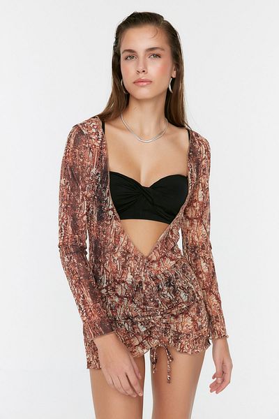 Trendyol Collection Mini pletené plážové šaty - abstraktní vzor, průhledná plisovaná TBESS22EL0702