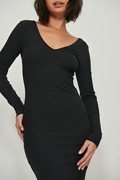 NA-KD Mini šaty s dlouhým rukávem a výstřihem do V-černé