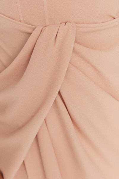 Trendyol Collection Bézs részletes hosszú estélyi ruha TPRSS22AE0132