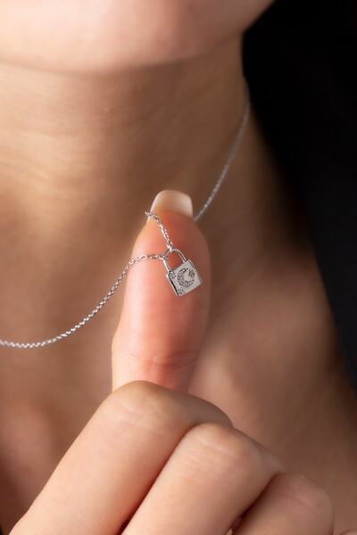 Lieza 925 Ayar Gümüş Taşlı Minimal Hilal Kilit Kolye Sevgiliye Hediye