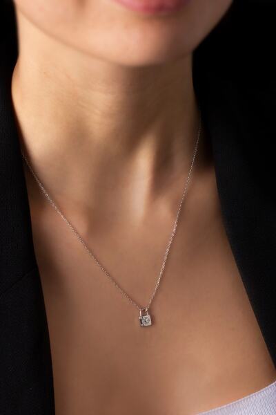 Lieza 925 Ayar Gümüş Taşlı Minimal Hilal Kilit Kolye Sevgiliye Hediye