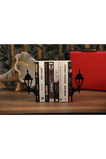 Hobi Demir Sanat حامل كتب معدني منقوش بمصباح