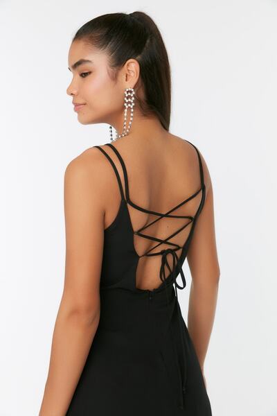 Trendyol Collection Dlouhé černé večerní šaty - střih do A a detail zad TPRSS22AE0092