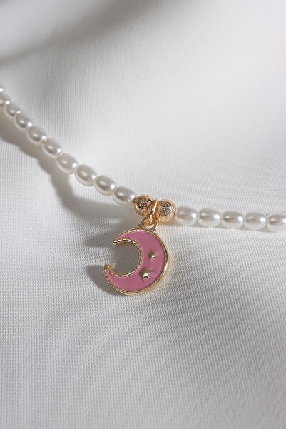 Süspüs Accessories قلادة من اللؤلؤ الوردي المينا على شكل قمر