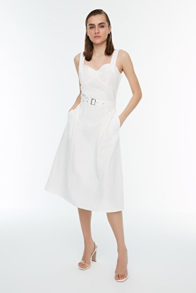 Trendyol Collection Ecrufarbenes, gewebtes Kleid mit Gürtel TWOSS22EL3161