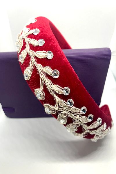 alsaccessories Елегантна корона за коса с гипюр и кристални камъни върху червена кадифена корона