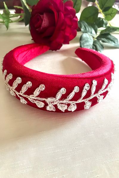 alsaccessories Елегантна корона за коса с гипюр и кристални камъни върху червена кадифена корона