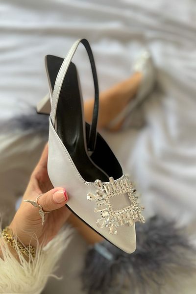 Shoebutik Stiletto deschis cu bijuterii din satin argintiu