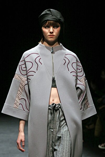 Özlem Erkan Kadın Gri Kapitone Detaylı Yün Kaşe Kaban